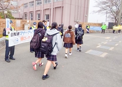 京都府立南丹高等学校前で自転車の安全利用を呼び掛け