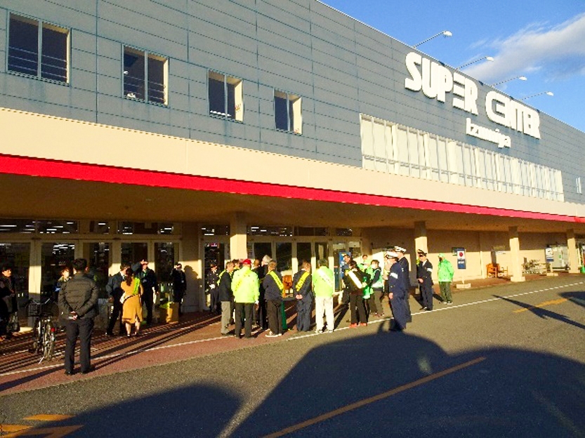 イズミヤスーパーセンター八幡で交通安全の啓発