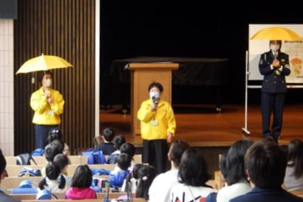 「黄色い傘」贈呈式と交通安全教室を開催