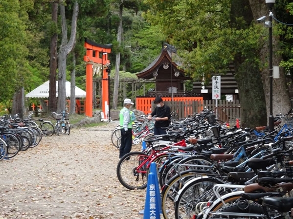 京都産業大学の駐輪場で自転車の安全利用を呼び掛け