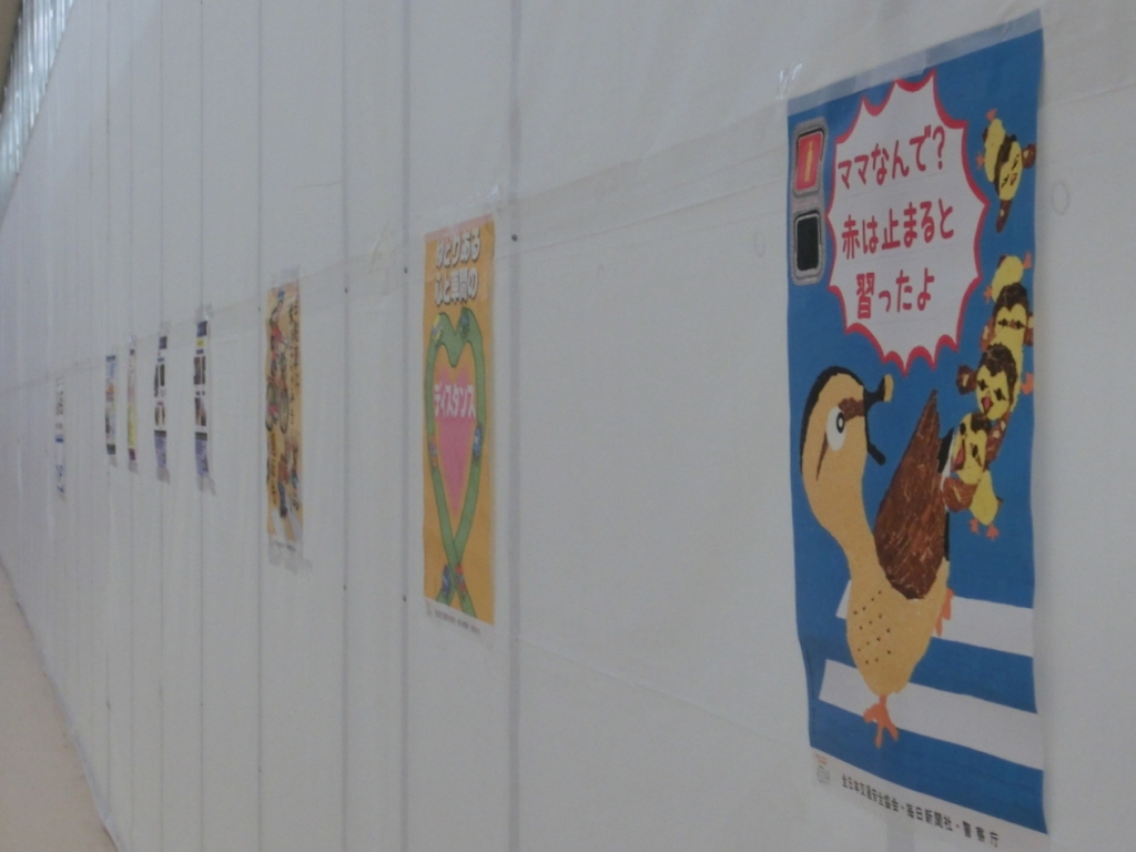 イズミヤスパーセンター八幡店改装壁を使ってポスター展示