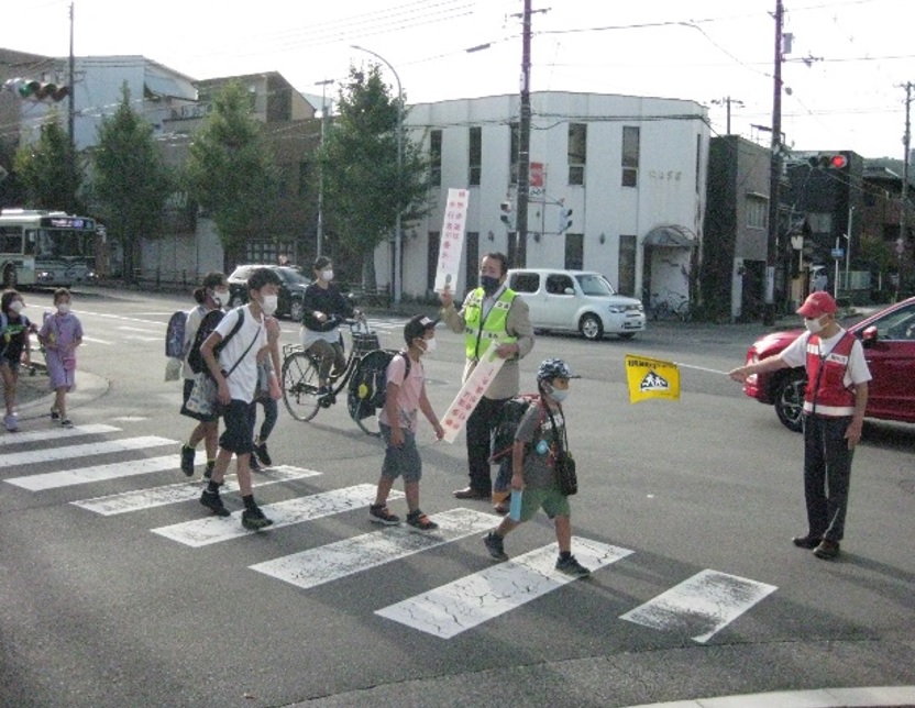 横断歩道での登校児童保護活動