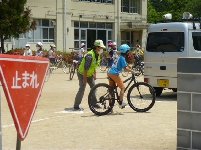 成仁小学校で交通安全自転車教室を開催
